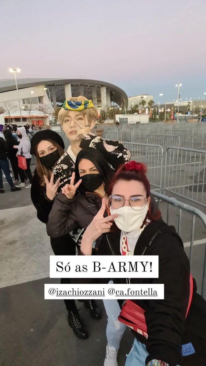 hellen99689410's tweet photo. E as n-armys que levaram o V de papelão que amor #BTS #BTS_Butter https://t.co/9hv0tuFUKo