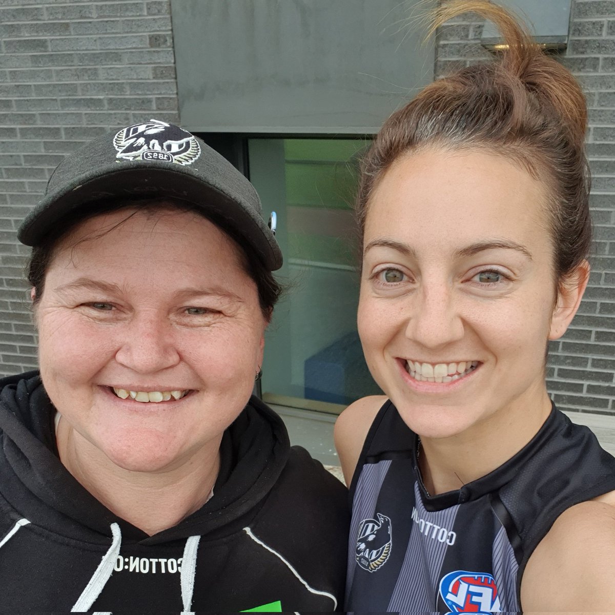 fearnyfearn172's tweet photo. 1 of our best selfies to date, maybe I should get @Steph_Chiocci to take them more often 😉🖤🤍 🤳 #Number1fan #FearnyFearn #AFLW #foreversister https://t.co/bCZ0rpKtOH