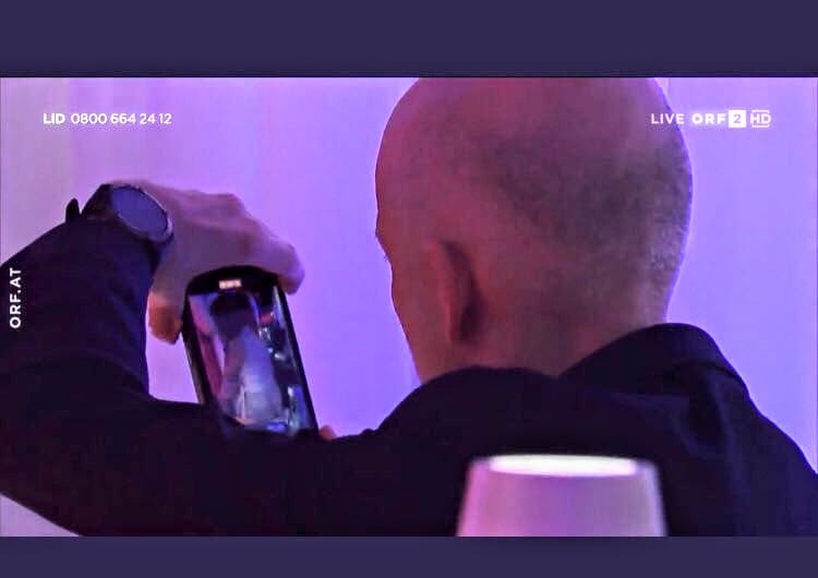 Chrisl7000's tweet photo. Hit the road, Seb! Und nehmens den Herrn Kocher bitte auch gleich mit!
#zib2 @MagratheanTimes #fit2work #LichtInsDunkel #Kurz #GameOverOEVP https://t.co/4f4e5QlsIZ