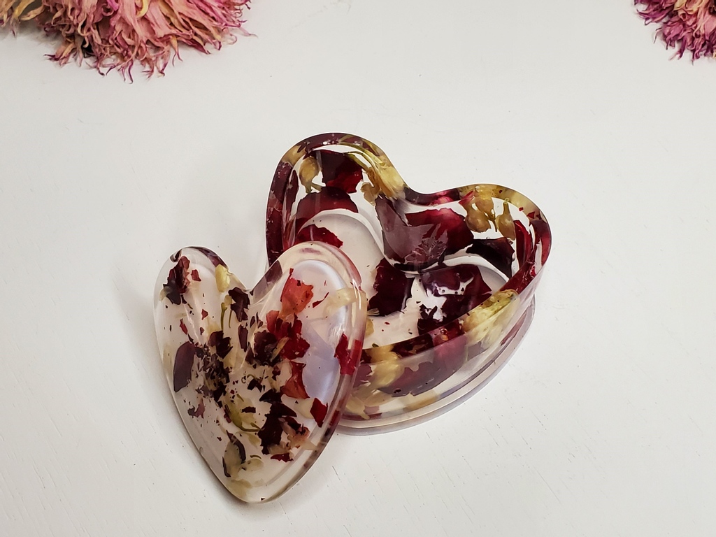 C4StudiosNC's tweet photo. New to the shop today: Rose and Jasmine trinket box! Made with real dried flowers and resin.
Resin by @alumilite
https://t.co/T9KtFl6mmr
#cfourstudiosnc #resinartistsoftwitter #trinketbox #botanicalart #resinjewelrybox https://t.co/OdwxXQI4jl