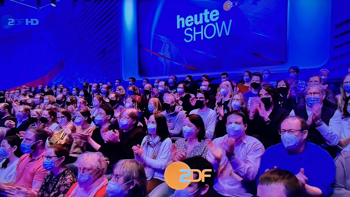 Das durchgeimpfte vollimmunisierte Klatschvieh der #heuteshow muss im Studio wieder mit Maske grölen: