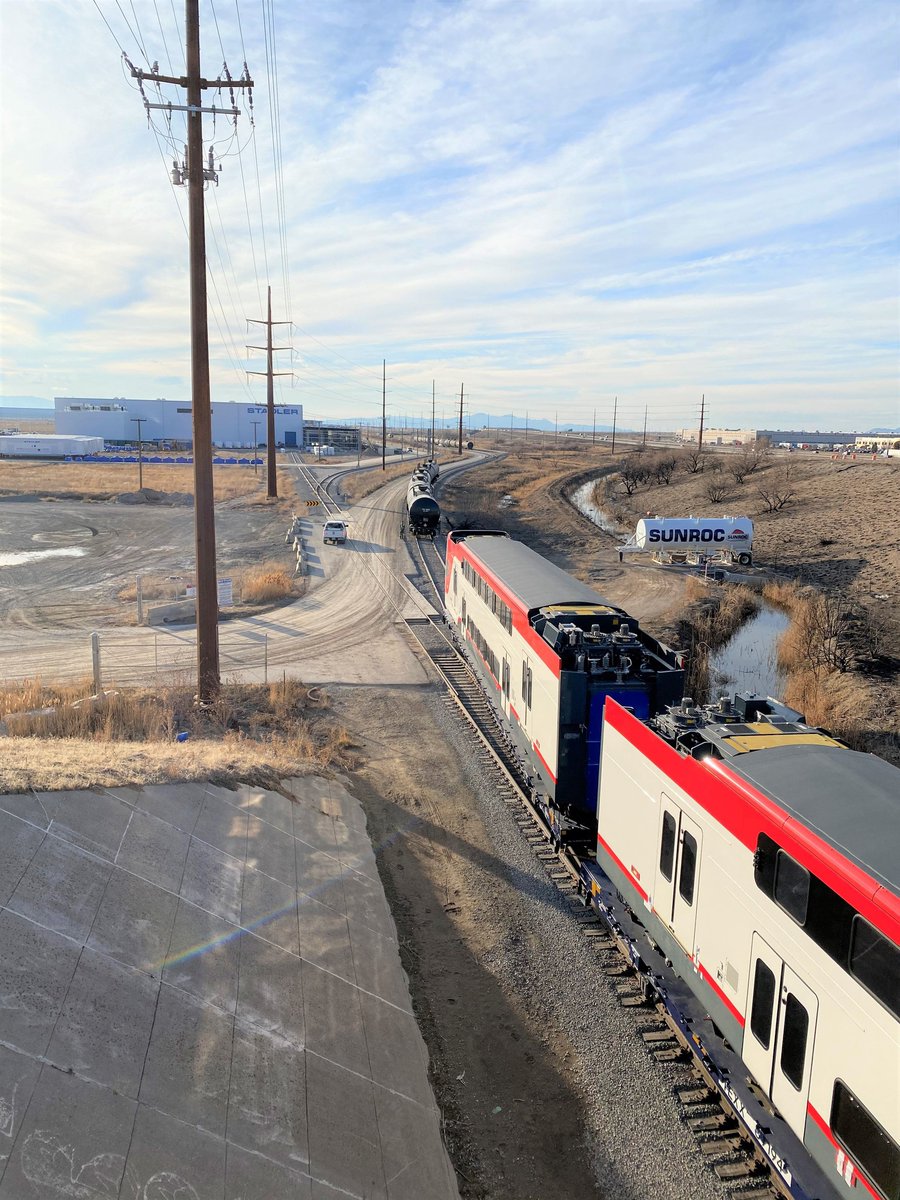 Транспортировка новых Stadler KISS для Caltrain (ППКшка в Калифорнии).
Пожалуй, только в США габарит позволяет перевозить двухэтажные вагоны на платформах. Он почти на метр выше российского габарита Т.
А вот с двумя входами погорячились, стандарты не гибкие, под ВСМ LA - SF