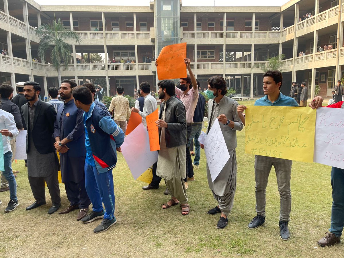 nasrbasit's tweet photo. We students aren't satisfied with the behavior of the Uni administration. Our protest will continue till the solution of the issues and gave all our fundamental rights. So we want the transparent  researches against the uni staff.
#PUSFSitInAgainstAdmin
#Fulfil_PUSFDemands https://t.co/FxS83T4Lik