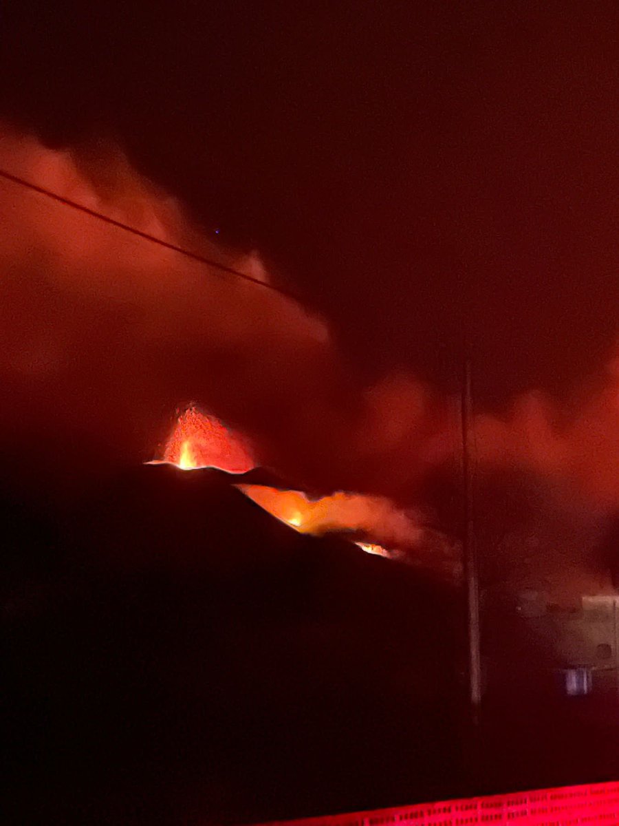 GatoCripto's tweet photo. Aquí estoy en La Palma la isla donde las personas siguen llorando porque perdieron sus casas y algunos se quejan y lloran por estas bajadas del mercado cripto 🤷🏻‍♂️ 

Está bien querer llegar lejos sin olvidarse de las cosas importantes en la vida. https://t.co/v3xdu2YSqA