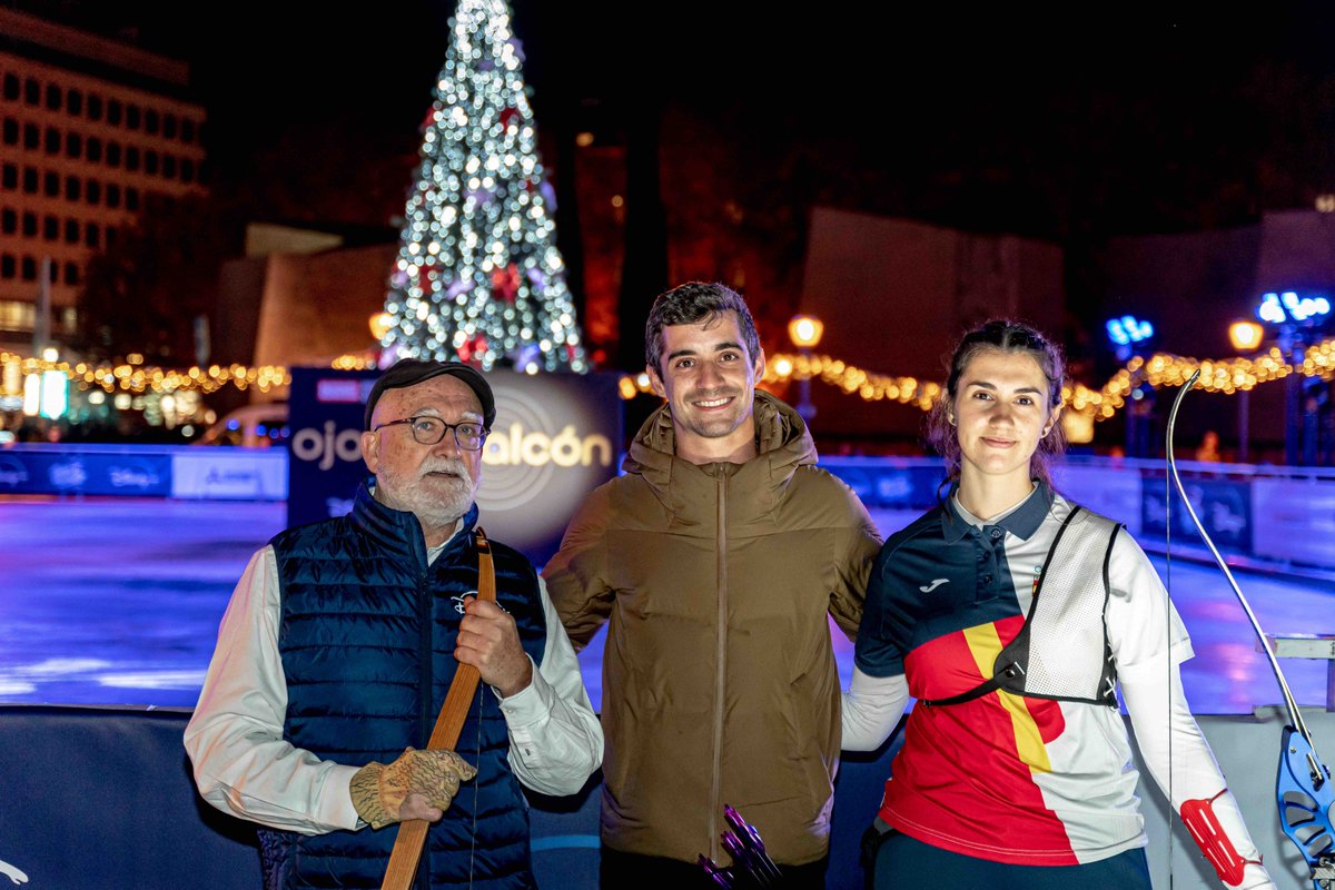 ⛸️ Inaugurada la pista de hielo @javierfernandez. 🔝 Los arqueros, Antonio Rebollo e Inés de Velasco, fueron los encargados del estreno. 🏹 El patinador ha hecho la entrega de la flecha empleada en el acto.