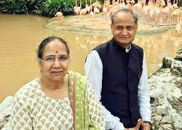 1stIndiaNews's tweet photo. मुख्यमंत्री गहलोत की 44वीं शादी की सालगिरह आज

27 नवम्बर 1977 को हुआ था सुनीता गहलोत के साथ विवाह, परिजन और शुभचिंतक दे रहे बधाई और शुभकामनाएं, परिवारजनों के साथ ही रिश्तेदार भी दे रहे शुभकामनाएं
#Jaipur @ashokgehlot51 #AshokGehlot @INCRajasthan https://t.co/pj25CDTxwx