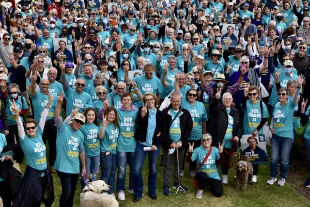 juliahbanks's tweet photo. Team Independent  #ZoeForGoldstein 

And this is just the start of the campaign ….

👏👏👏👏👏🎉🎉

⁦@GoldsteinVoices⁩ ⁦@zdaniel⁩ ⁦@climate200⁩ https://t.co/iBR878x4uS