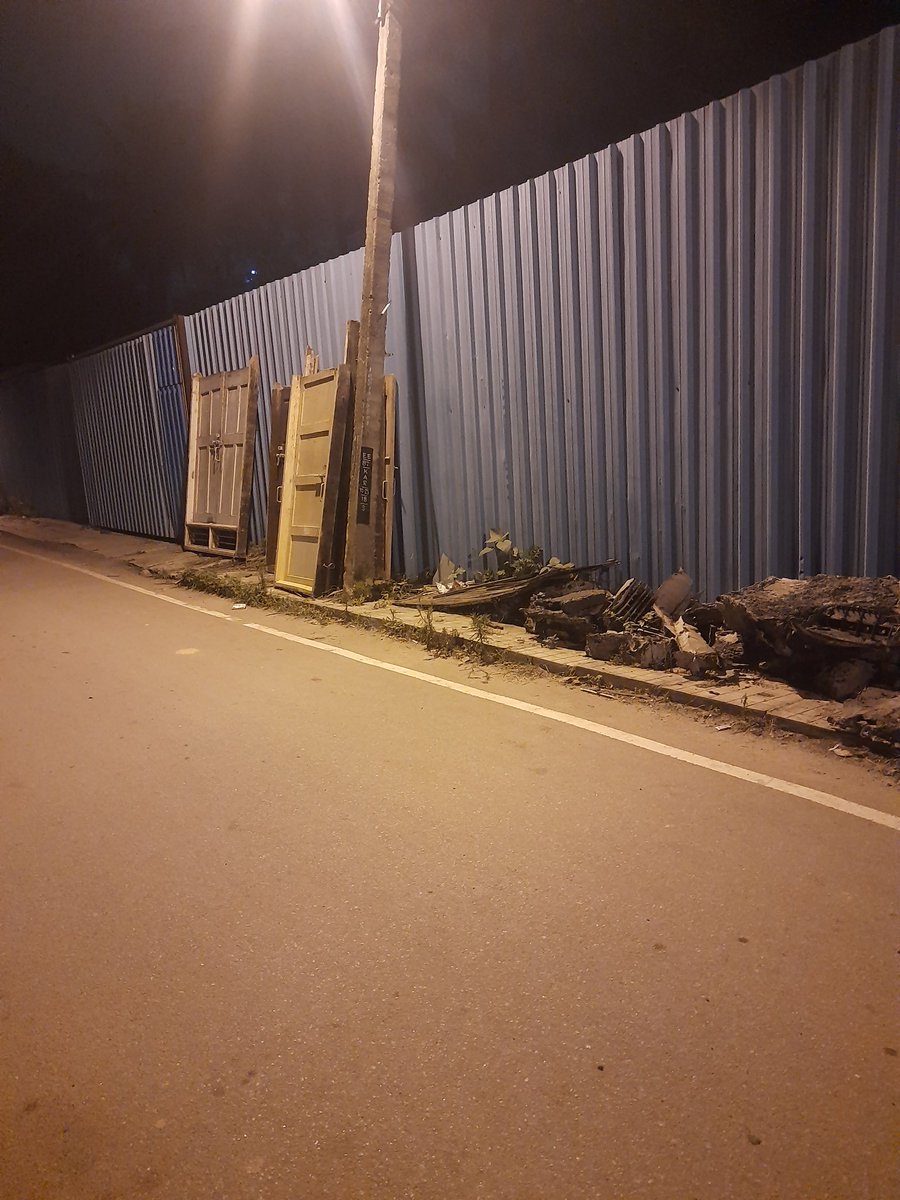 bmktts's tweet photo. @bbmpcommr @BBMPRestructure #roads @BangaloreMirror @bangalore_roads This is Krishnanagar Raste #ward87 , Like any other scrap bazaar, encroachments have started coming up. High time for imposing fines on these dumpsters. https://t.co/Z8f25FRqAJ