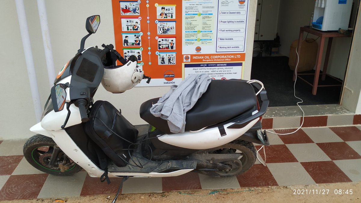 PlugVehicle's tweet photo. 14km away from lepakshi, left with 4%bsttery.
Borrowing some electricity from a refuel station. https://t.co/65BtkI4UvW