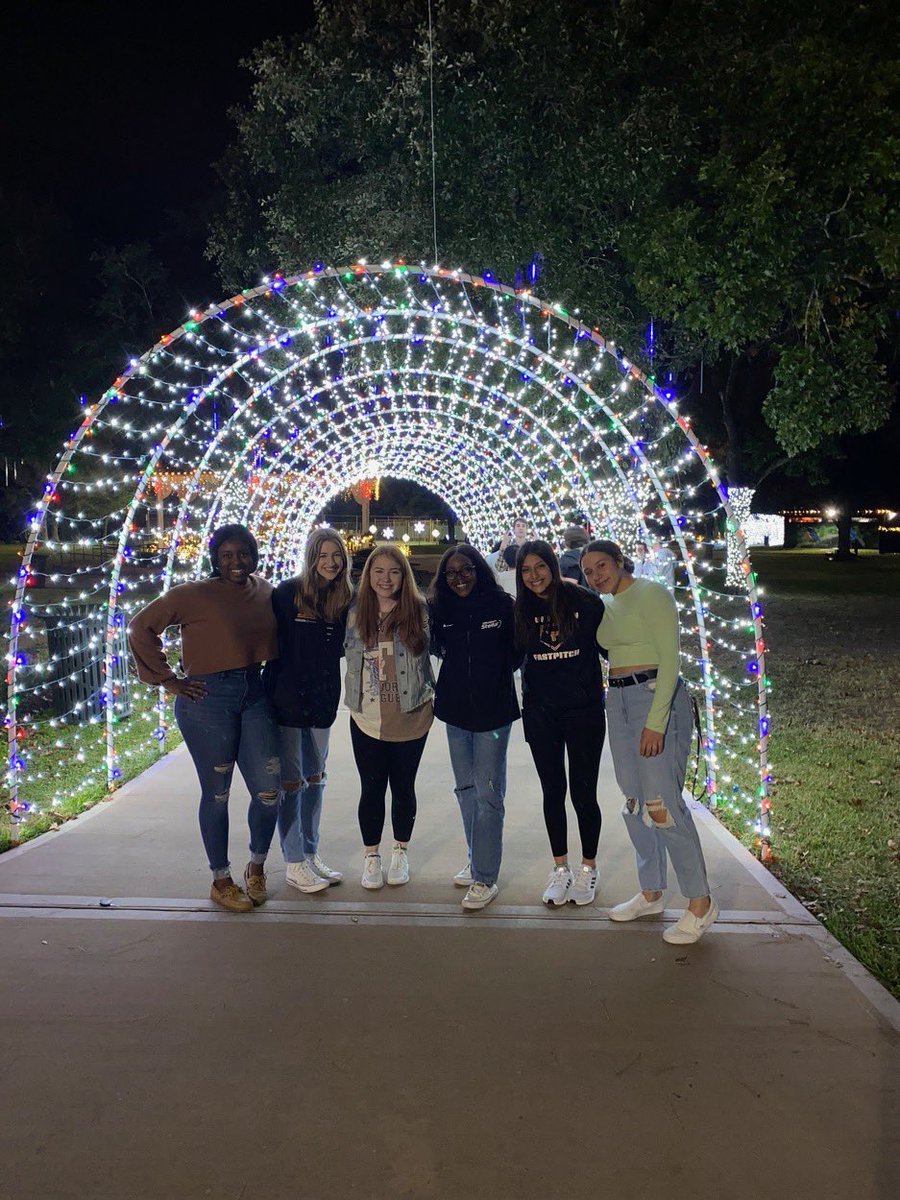 So thankful and grateful for amazing kids! Love former and present players getting together for the holiday! 🧡🤍 #foreverlonghorns