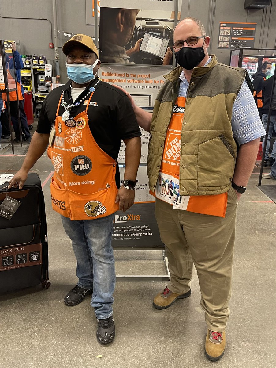 Paula35Graham's tweet photo. Dave Rebtoy stopped by 0563 to wish Stundray Dixson a happy retirement after 32 years with Home Depot. @DaveRebtoy @BobbyPeugh @setser_scott @Ana_A_Duran @LennyGaspari @Kenneth03341822 @BassKausha https://t.co/fS7a0yVJw4