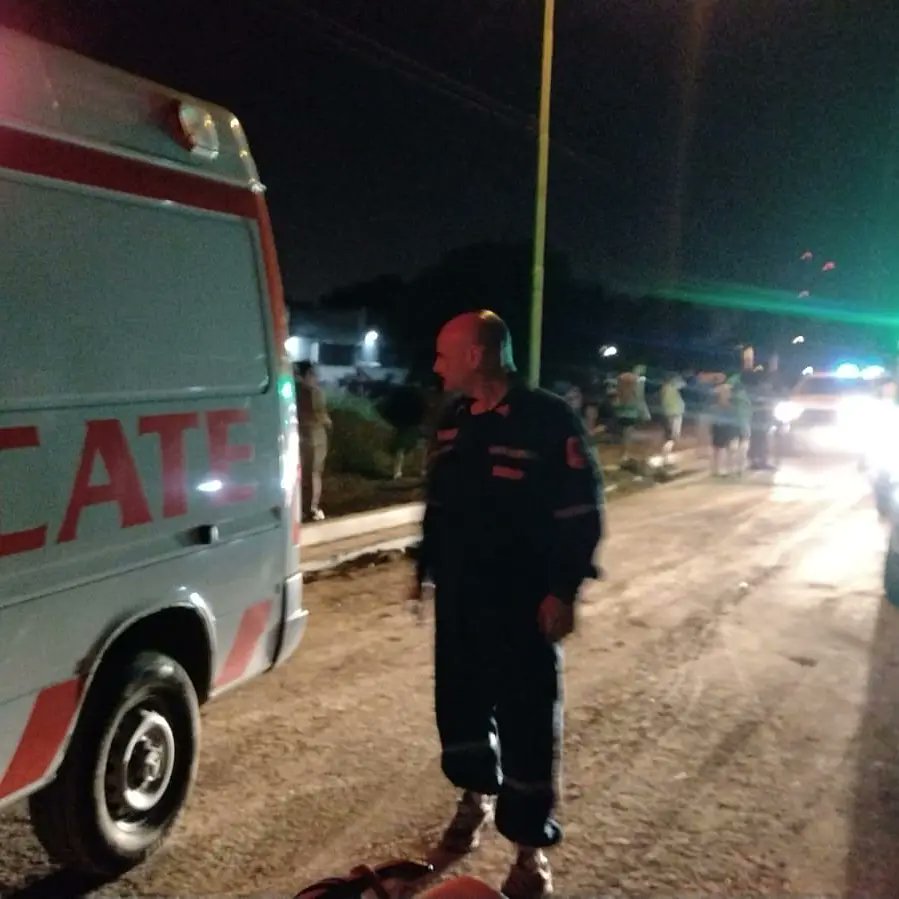 ElCampanense's tweet photo. Motociclista gravemente herido en un accidente en Av. Rivadavia, a metros del ingreso al barrio El Portal. El conductor de la moto impactó de lleno contra un montículo de tierra y salió despedido del rodado, cayendo a varios metros y sufriendo heridas graves en su rostro. 🚑SAME https://t.co/ksxDW8lGDM