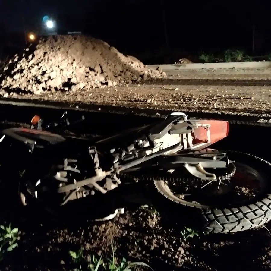 ElCampanense's tweet photo. Motociclista gravemente herido en un accidente en Av. Rivadavia, a metros del ingreso al barrio El Portal. El conductor de la moto impactó de lleno contra un montículo de tierra y salió despedido del rodado, cayendo a varios metros y sufriendo heridas graves en su rostro. 🚑SAME https://t.co/ksxDW8lGDM