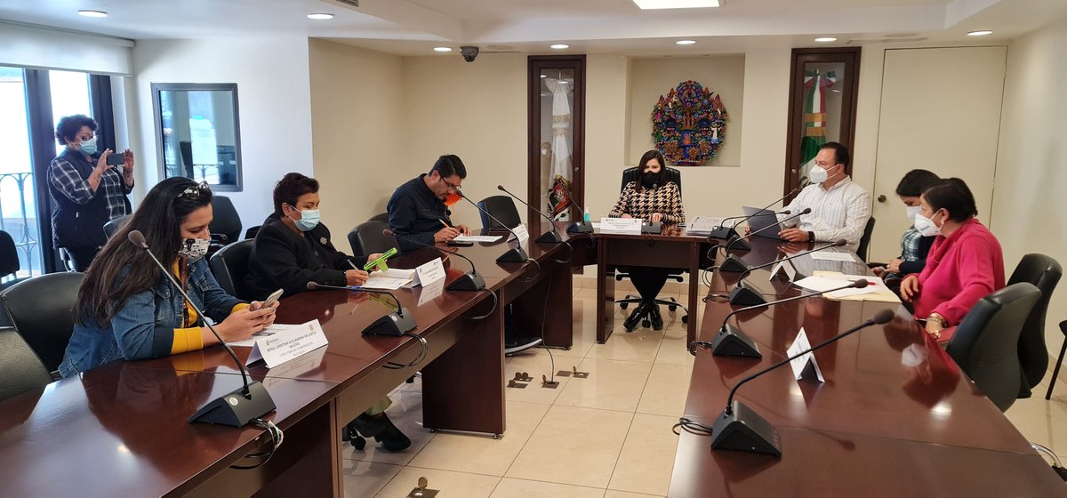 malugarciacolin's tweet photo. 🙋‍♀️Hoy en sesión de comisión Edilicia de "Desarrollo Económico y Fomento Artesanal" la cual presido, analizamos y dictaminamos en favor de la reactivación económica y el empleo , licencias de alto impacto. 
#MaryColínDeLaManoContigo https://t.co/lfvTYBxSP8