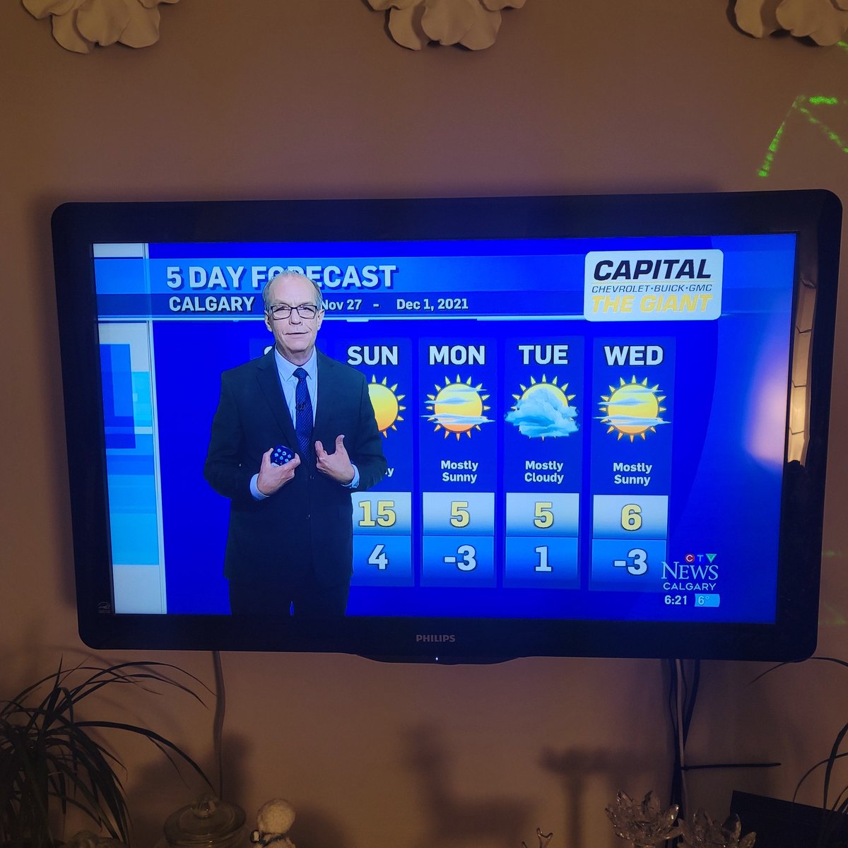 ElliottWoon's tweet photo. @CTVdavidspence 

40 years later.
I guess nothing lasts forever.
I was never a fan of the barometric pressure causing me headaches, but your overall accuracy with weather forecasts helped me decide on my daily attire. ☀️⛅⛈🌧🌬❄

#ThankYouDavid https://t.co/eAHmnNITIE