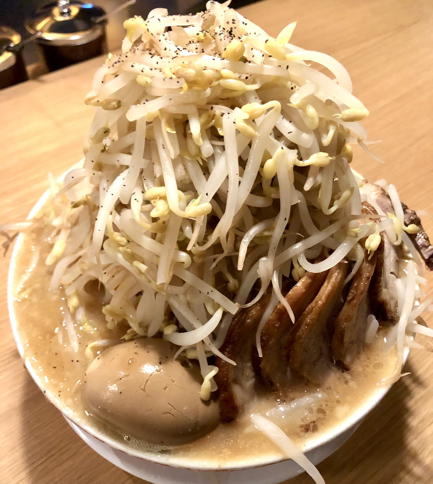 山口慶明 で何とか生きてる ニューヨークの二郎系ラーメンtabetomo アメリカでこの味が食べられる幸せ お値段はチップ込みで 30 3 500円くらい と全然幸せじゃなかったけど値段なんざ関係ない 大満足 眞子さまも日本では二郎に行けなかったと思う