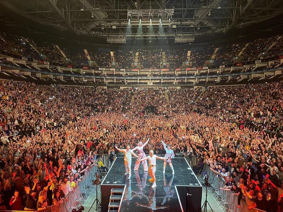 StepsFandom's tweet photo. A MESSAGE FROM @OfficialSteps 

“LONDON! Wow!! Look at that sold-out @TheO2 crowd! 🤯 And we get to do it all over again tomorrow night... 🌟 #WTFHTour” https://t.co/nMyulJTFpM
