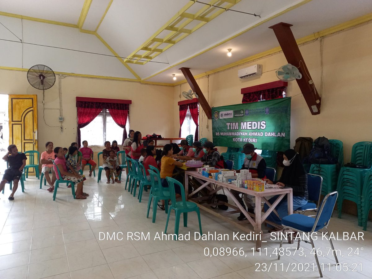 arifjamalimuis's tweet photo. Pelayanan emergency medical team @muhammadiyah oleh RS Ahmad Dahlan Kota Kediri  dalam respon banjir kabupaten sintang di gereja alatheia sintang
#MuhammadiyahForAll https://t.co/rq8Ofu14NF