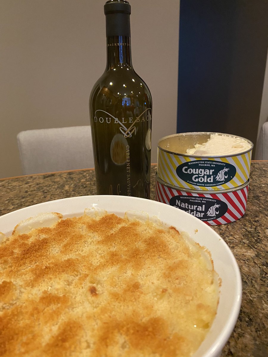 bre_grubbs's tweet photo. In the #AppleCup of cheese, @WSUPullman always wins. @doublebackwine and #cougargold mac &amp; cheese are pregame perfection.  @WSUCreamery https://t.co/NBsm4NxqKi