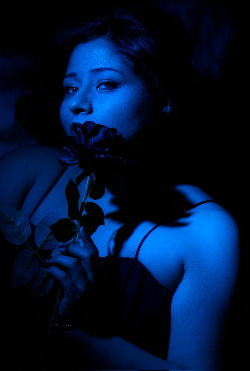 CatsEye_Fotos's tweet photo. #BluePeriod Featuring @LuzLenoir
#portrait #PortraitChallenge #EyeCaptureU #moody #Nikon https://t.co/W1YLQAQQ4z