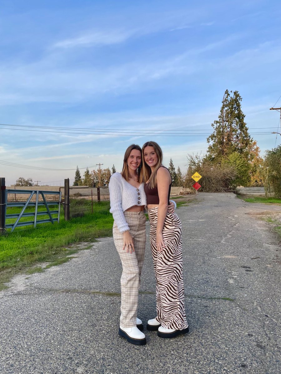 AlanaChloe's tweet photo. the dionne to my cher https://t.co/1eJlFhbayk