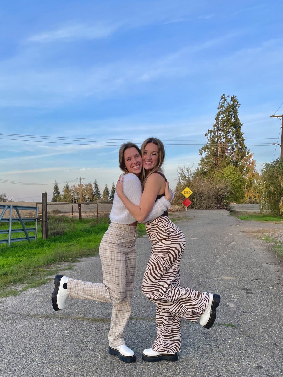 AlanaChloe's tweet photo. the dionne to my cher https://t.co/1eJlFhbayk