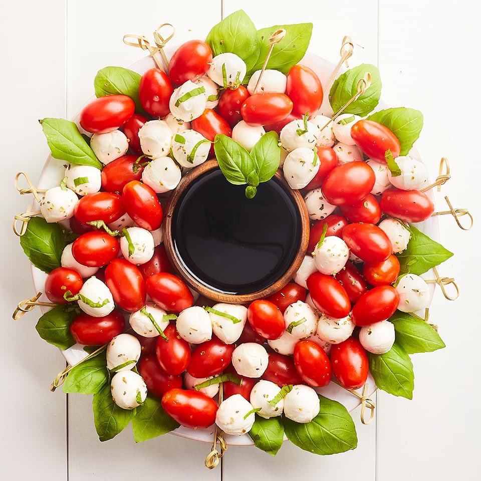 olivaceto's tweet photo. Impress your guest with these festive Christmas caprese salad ideas!  Drizzle our Tuscan Herb EVOO &amp; 18 Age Balsamic from Italy!  
https://t.co/9g95cP6O7g Click on "Shop Now" 
#Olivaceto @fb_lagrangeil #Christmas #Holiday @LaGrangeBiz https://t.co/2shatp4nSL