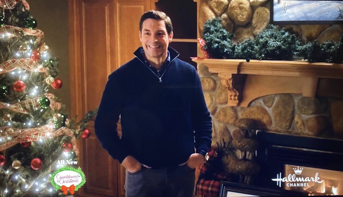SueEdelman's tweet photo. I’m thinking #Derrick may have been wearing a sweater vest like this guy⬇️when he slipped that special🎄card inside #Nickys textbook.😉#SchoolVibes #Fashionista
@hallmarkchannel #OpenByChristmas -@Ali_Sweeney, @brennan_elliott, @ericadurancetv, @therealmkr Sun.11/28 12:00pm😊 https://t.co/R6oW6Aavpp