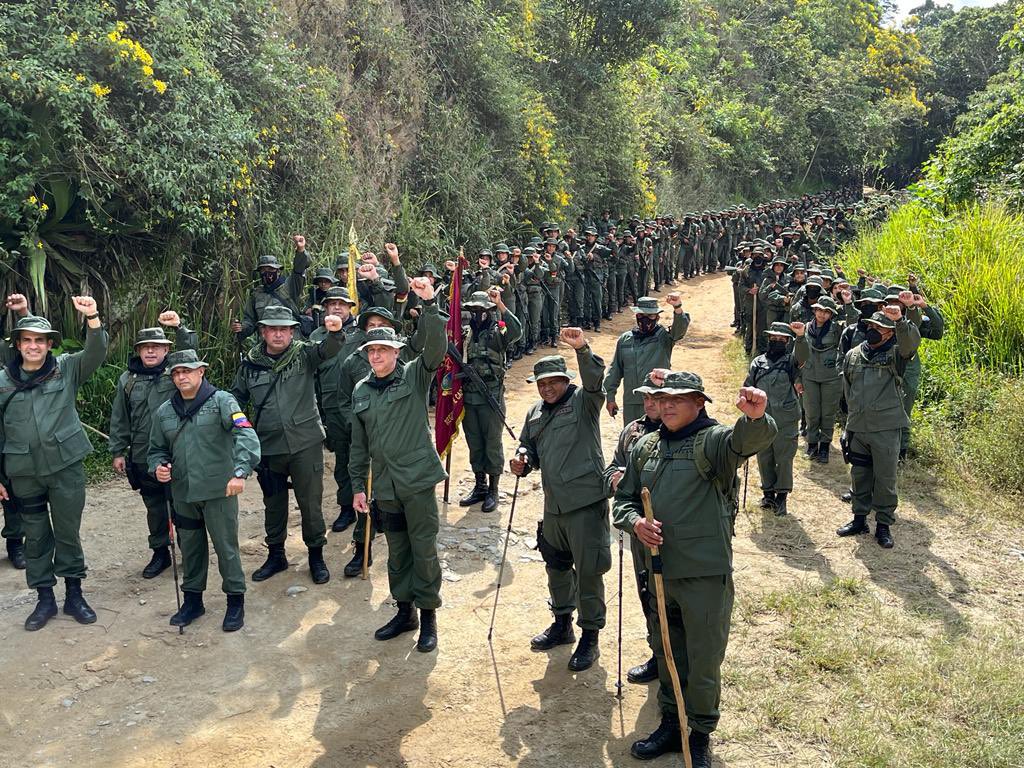 Educacion_MPPD's tweet photo. En el marco de APRENDER LA HISTORIA SIENDO PROTAGONISTAS la @UMBV con sus Oficiales y Cadetes organizó Marcha de la 5 leguas, un pasaje por la historia donde Simon Bolivar se despide de Caracas por el antiguo camino de los españoles, en los años 1826 y 1827.
#Historia https://t.co/U5MUiqfoYi
