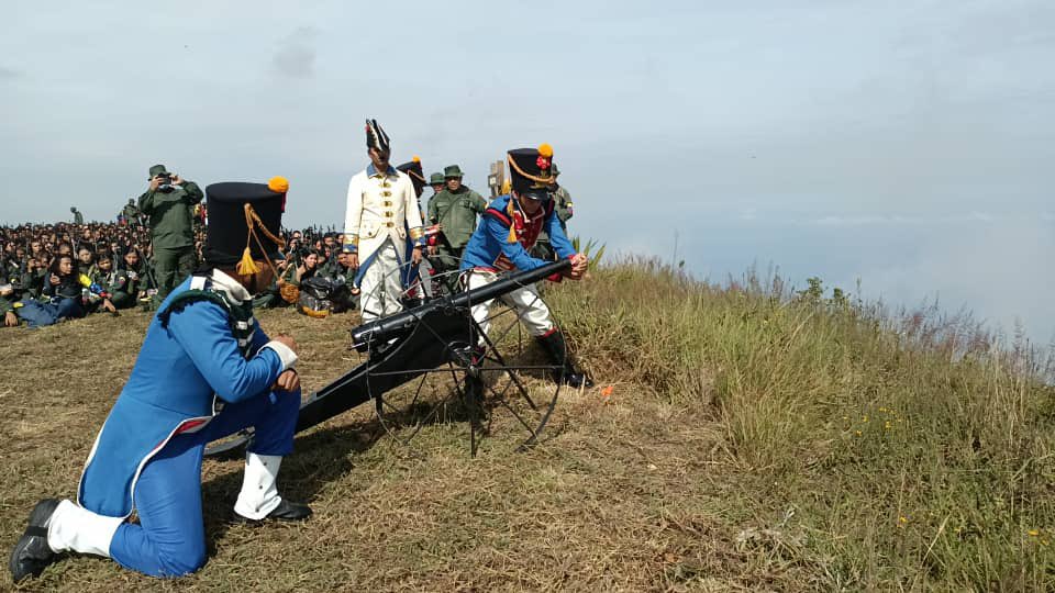 Educacion_MPPD's tweet photo. En el marco de APRENDER LA HISTORIA SIENDO PROTAGONISTAS la @UMBV con sus Oficiales y Cadetes organizó Marcha de la 5 leguas, un pasaje por la historia donde Simon Bolivar se despide de Caracas por el antiguo camino de los españoles, en los años 1826 y 1827.
#Historia https://t.co/U5MUiqfoYi