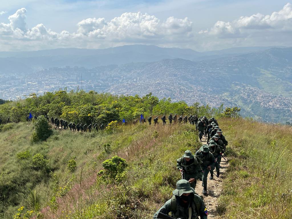 Educacion_MPPD's tweet photo. En el marco de APRENDER LA HISTORIA SIENDO PROTAGONISTAS la @UMBV con sus Oficiales y Cadetes organizó Marcha de la 5 leguas, un pasaje por la historia donde Simon Bolivar se despide de Caracas por el antiguo camino de los españoles, en los años 1826 y 1827.
#Historia https://t.co/U5MUiqfoYi
