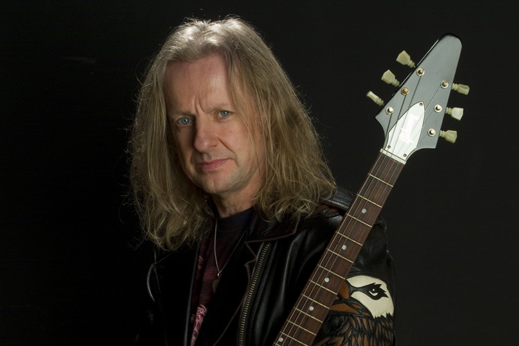 'El futuro es de Metal'. Conversamos con el legendario ex guitarrista y miembro fundador de Judas Priest, K.K. Downing, sobre su actual proyecto K.K.'s Priest. Por @ElLucianoCuliao bit.ly/3rk1lWy (@kkdowning_metal) (@KKsPriest)