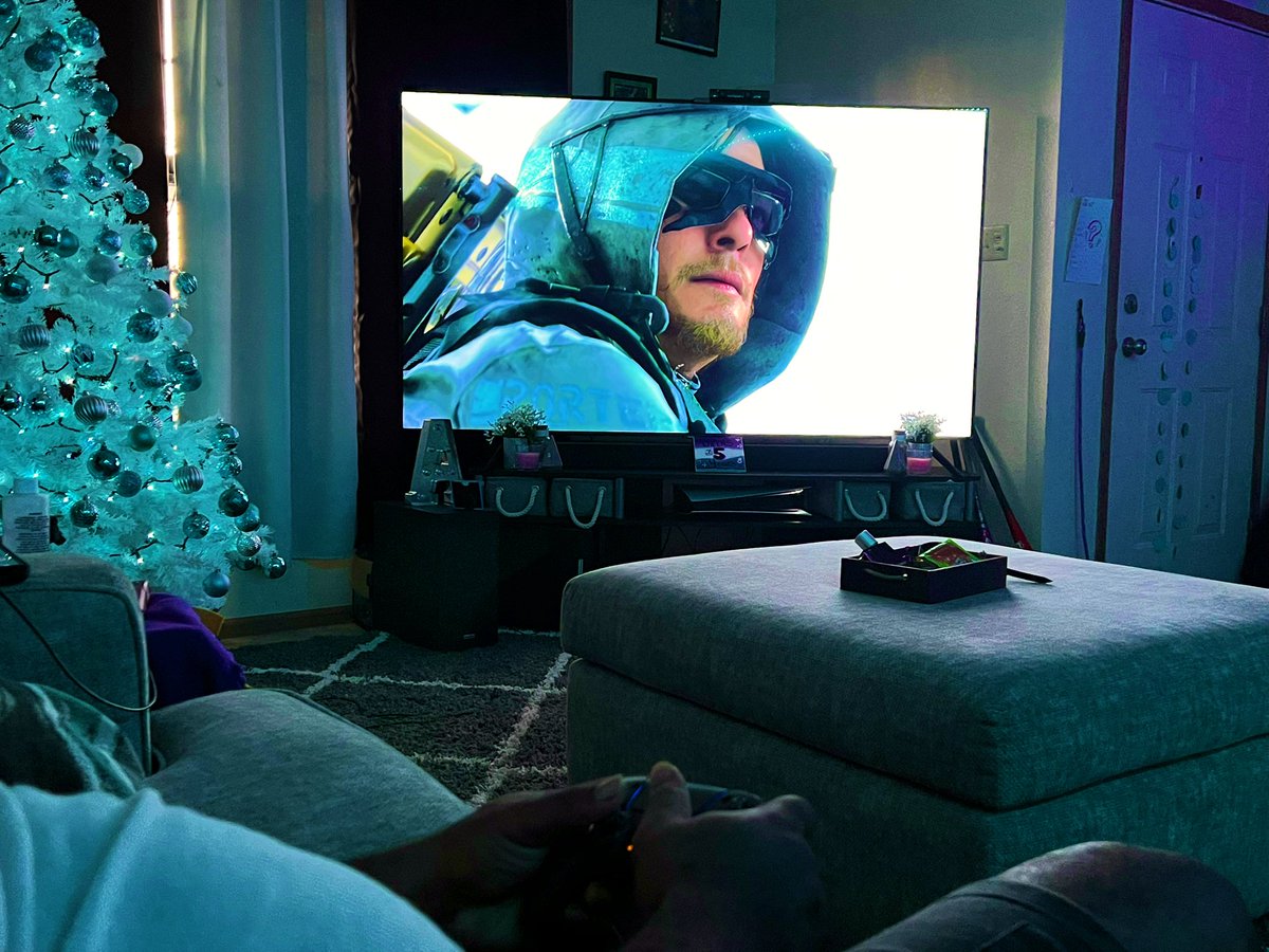 _NeishaNicole's tweet photo. Watching @TheButcherShow_ play #DeathStranding 🎮✨ https://t.co/74XCbLbVRv