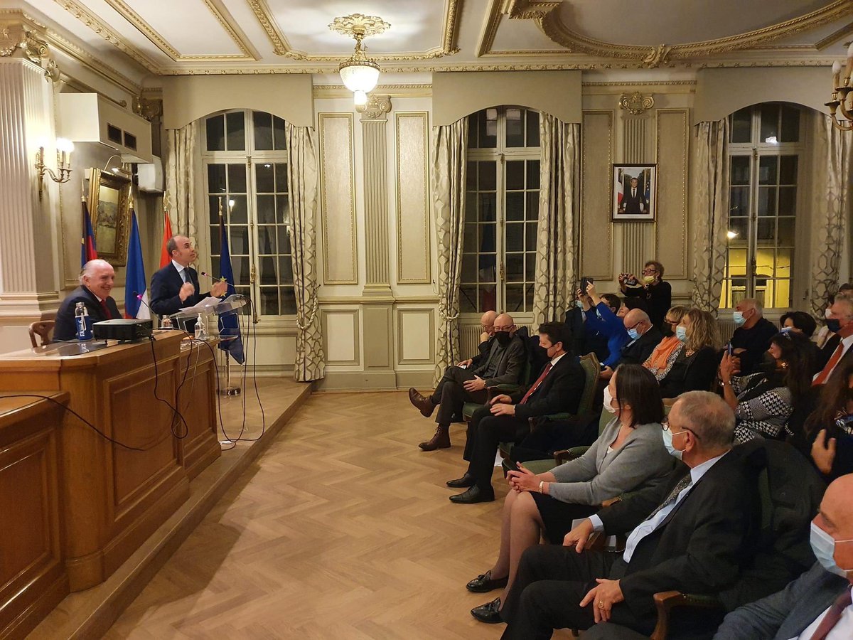 dritan_tola's tweet photo. Félicitations à D. Di Léonardo, notre consul honoraire, à G. Toska de France Albanie Business, à R. Çela de l’association “Iliria”, pour la conférence sur Justin Godart, grande personnalité lyonnaise et ami des Albanais, et pour la célébration de la Fête Nationale à Lyon 👏🇦🇱🤝🇫🇷 https://t.co/OPYsmZ2rD3