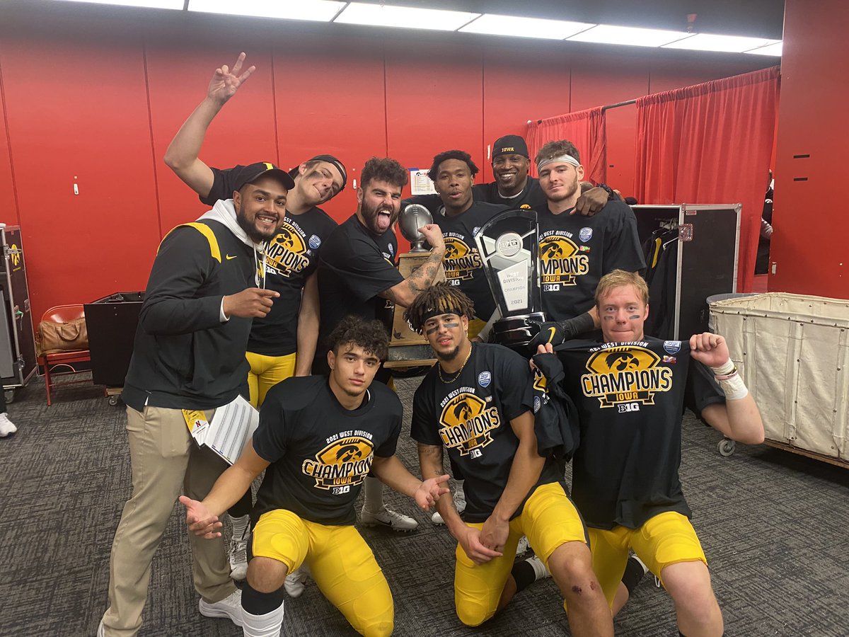 CopelandKelton's tweet photo. Man it feels good to be a @HawkeyeFootball Hawk! #HawksWin #TrophyCollection #10Victories https://t.co/9L2wyNfaEy