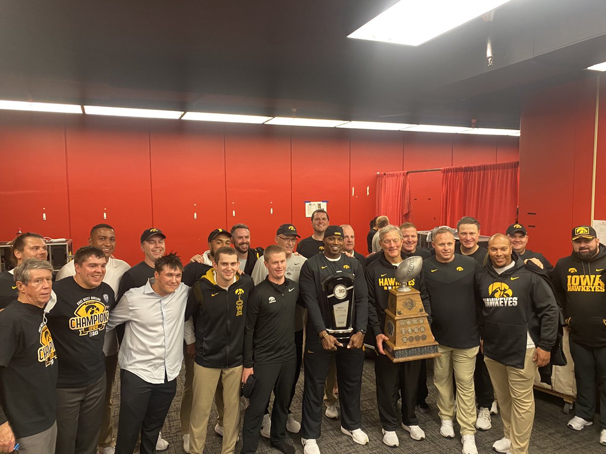 CopelandKelton's tweet photo. Man it feels good to be a @HawkeyeFootball Hawk! #HawksWin #TrophyCollection #10Victories https://t.co/9L2wyNfaEy