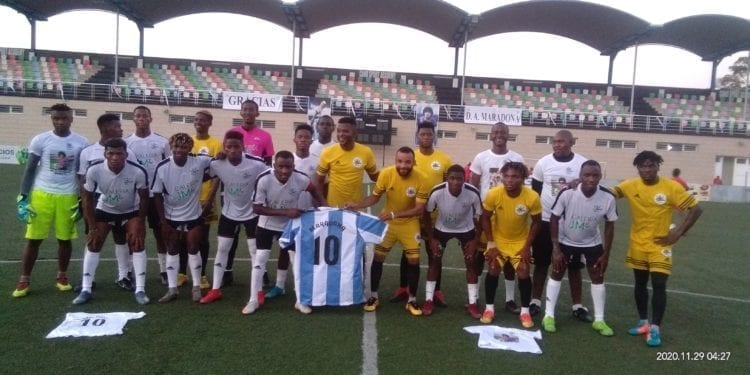 periodistan_'s tweet photo. Esta sí que nunca la había visto.
29 de noviembre de 2020, Guinea Ecuatorial, Oeste de África 🇬🇶
Partido amistoso entre Cano Sport y Dream Team.

Ambos equipos posan juntos con la camiseta argentina.
De fondo: "Gracias Maradona". https://t.co/g39QuuQwKa