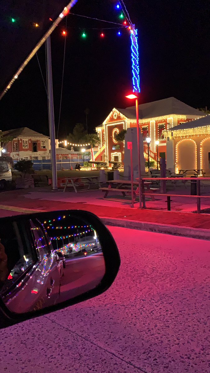 shaeyd's tweet photo. #Tftt #talesfromthetaxi 🚕 🇧🇲 Dear @hitchbm Please get me out of this 2 sets of stop lights town!! She’s pretty but.. https://t.co/ct5vk54YN7