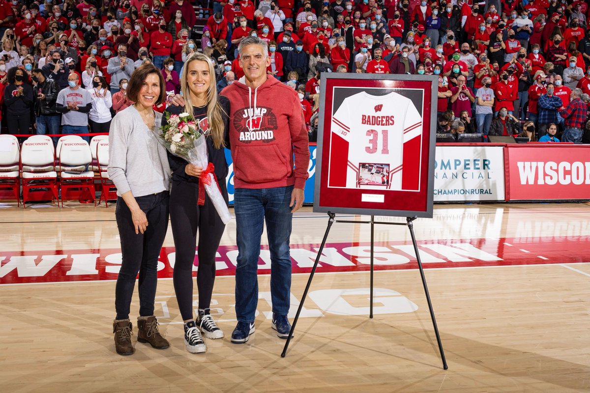 BadgerVB's tweet photo. Better late than never!

Happy Senior Night @DeahnaK !

We love celebrating you! https://t.co/IkXODcRR1c