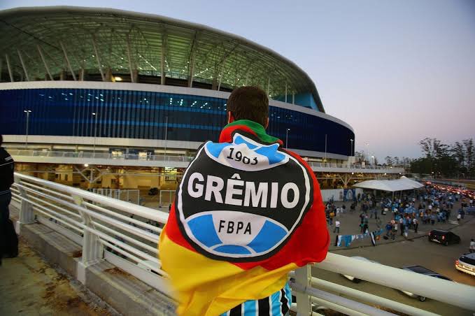 FBITricolor's tweet photo. Eles passam, todos eles, dirigentes, jogadores, técnicos. Todos passarão. 

Nós ficamos pra sempre com o Grêmio. NÓS. Então, não poupem eles, não tenham pena, pois não tiveram de nós e não nos representaram à altura do apoio que demos.

Nós somos os donos do Grêmio. A torcida. https://t.co/XBpcUscnwJ