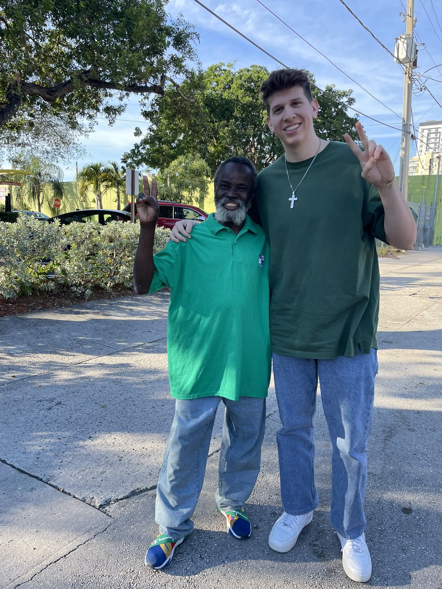 AndrezBabii's tweet photo. We gave out so much food and clothes today to people in need guys ❤️ God is so good!! Happy thanksgiving :) https://t.co/lcGcVLj1rq