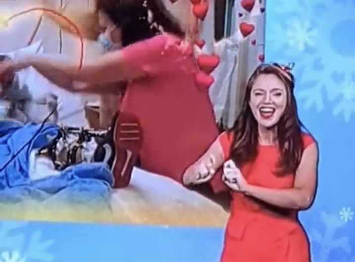 liannequigley's tweet image. Very very proud of @electricginger tonight. Her debut as #deafinterpreter on #LateLateToyShow  history is made!!  Great interpreting