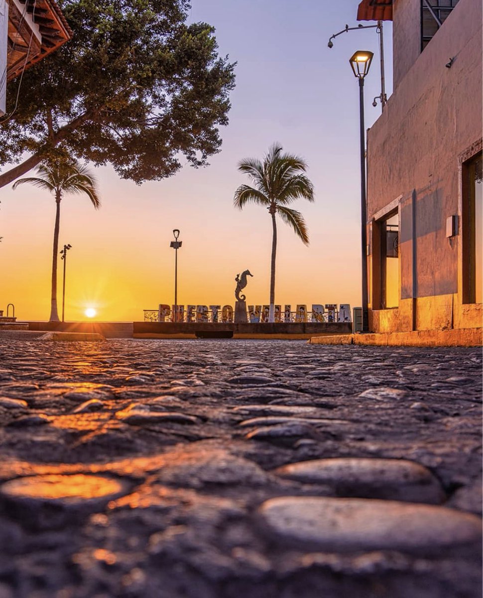🌤 La vista a la inmensidad del Océano Pacífico y sus increíbles esculturas, vuelven hipnótico el paseo por el Malecón de Puerto Vallarta, cuyo nombre oficial es Paseo Díaz Ordaz.

📸 <a href="/robertoestrada/">Roberto D. Estrada</a>