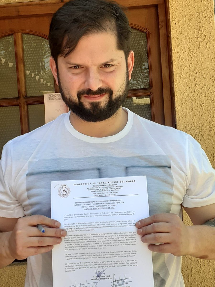 agenciaunochile's tweet photo. El candidato presidencial Gabriel Boric Font firmó un documento con la Federación de Trabajadores del Cobre, en el que se compromete a mantener y defender la propiedad de Codelco 100% en manos del Estado y a respetar íntegramente los derechos de los trabajadores. https://t.co/oV02owI82m