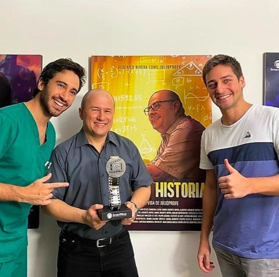 WRadioColombia's tweet photo. #LaHoraDelRegreso | ‘Hagamos historia’, cortometraje que habla de la vida de ‘Julioprofe’, un docente caleño que logró el récord mundial de la clase online de matemáticas con mayor número de espectadores en 2020 https://t.co/RzzJhTXgqU https://t.co/oSbxO49bSK