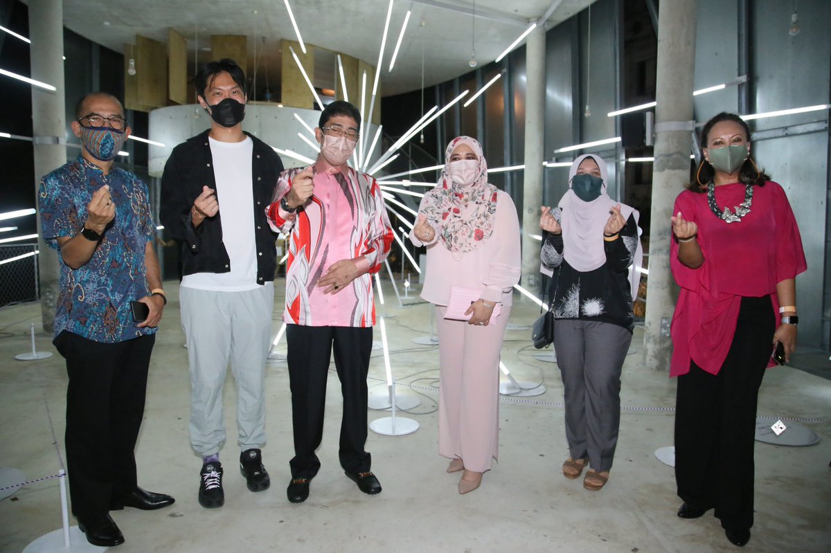 ZahidiZainuI's tweet photo. Karya “Bamboo House” yang meraikan penggunaan buluh dalam binaan reka bentuk, binaan dan bahan kesenian masa hadapan cukup unik untuk dikunjungi oleh orang ramai secara percuma sehingga Ahad ini.
#AITC2021
#KLWknd
#TheLightProject
#KeluargaMalaysia
#TokDiPadangBesar https://t.co/3x0MbZemBZ