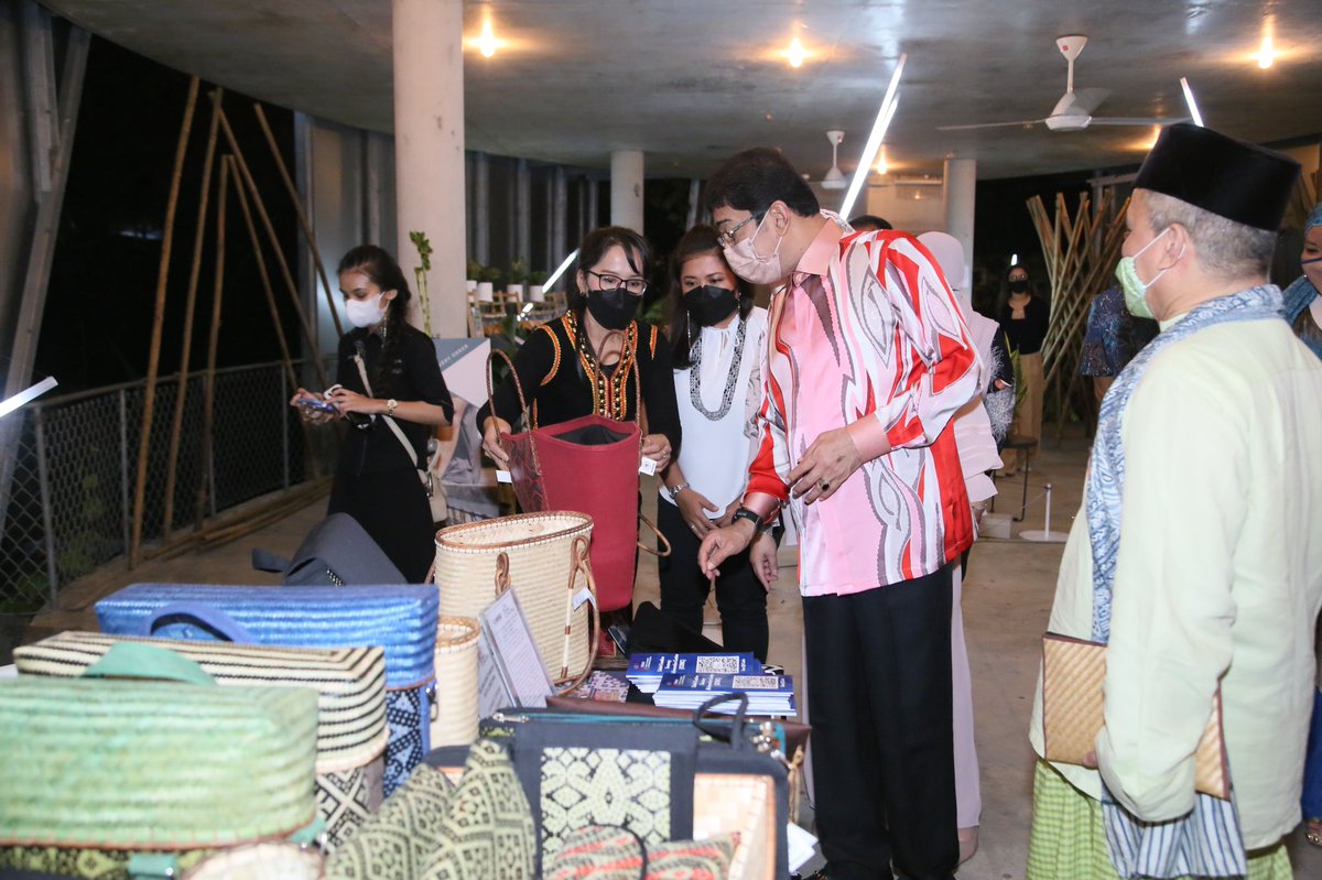 ZahidiZainuI's tweet photo. Karya “Bamboo House” yang meraikan penggunaan buluh dalam binaan reka bentuk, binaan dan bahan kesenian masa hadapan cukup unik untuk dikunjungi oleh orang ramai secara percuma sehingga Ahad ini.
#AITC2021
#KLWknd
#TheLightProject
#KeluargaMalaysia
#TokDiPadangBesar https://t.co/3x0MbZemBZ