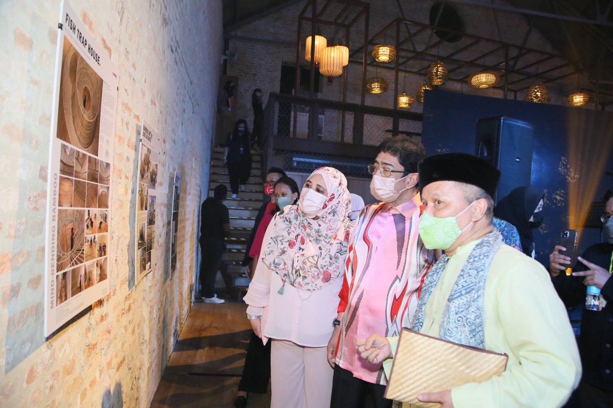 ZahidiZainuI's tweet photo. Karya “Bamboo House” yang meraikan penggunaan buluh dalam binaan reka bentuk, binaan dan bahan kesenian masa hadapan cukup unik untuk dikunjungi oleh orang ramai secara percuma sehingga Ahad ini.
#AITC2021
#KLWknd
#TheLightProject
#KeluargaMalaysia
#TokDiPadangBesar https://t.co/3x0MbZemBZ