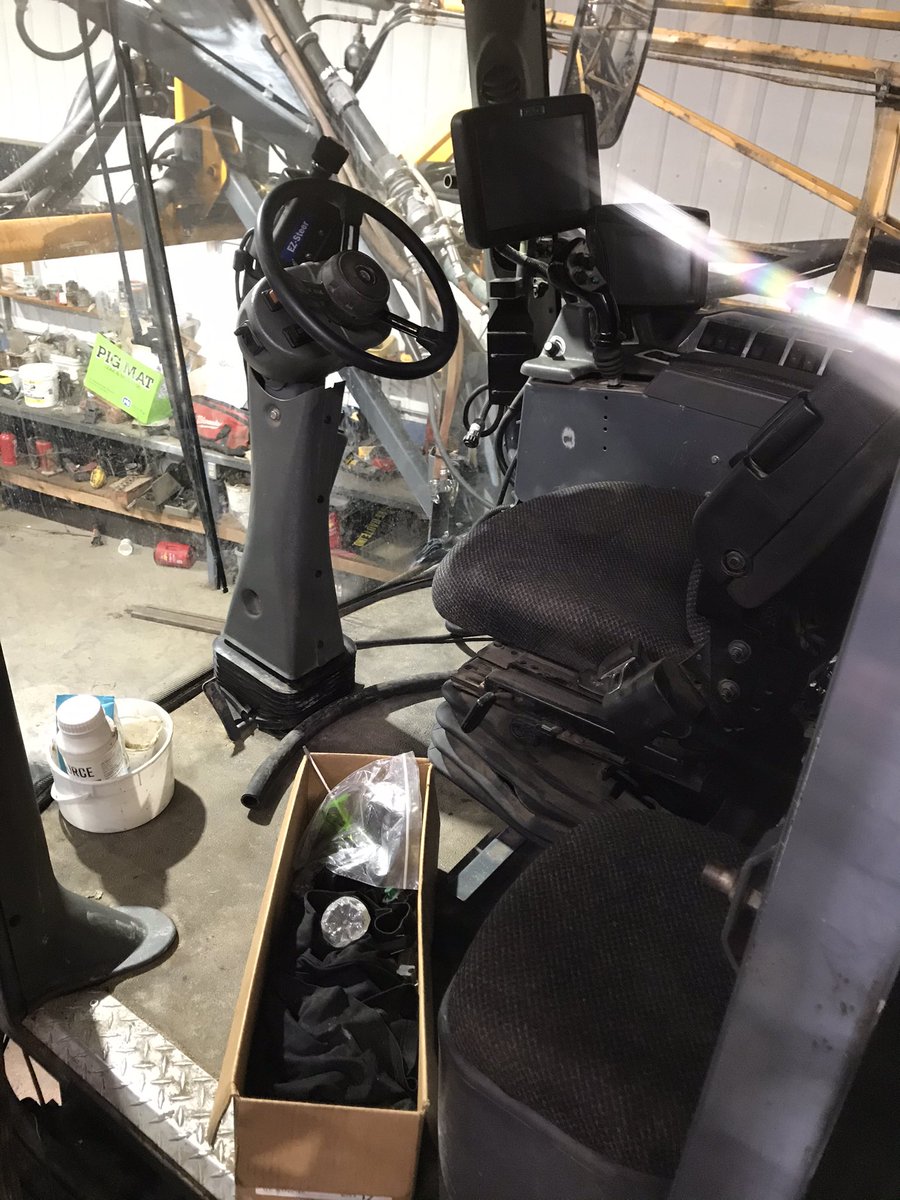 Hey ag Twitter. Hagie Sts 12 for sale! 2006 with 4200 hours. 100 foot booms. Ag leader control with 5 section shutoff. Let me know if you’ve got any questions. $75,000. Dm or 8122395482.