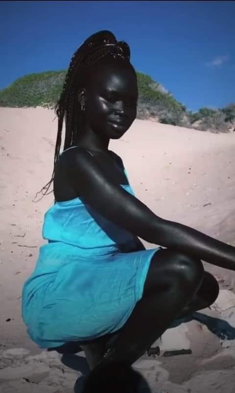 AnnaMar49841121's tweet photo. Surréalisme et symbolisme
Native de Gambela en Éthiopie, la Sud-Soudanaise d’origine, Nyakim Gatwech (27 ans), est finalement entrée dans le Guinness Book Of Records, pour avoir le teint le plus sombre du globe terrestre. https://t.co/1WNyYRihrw